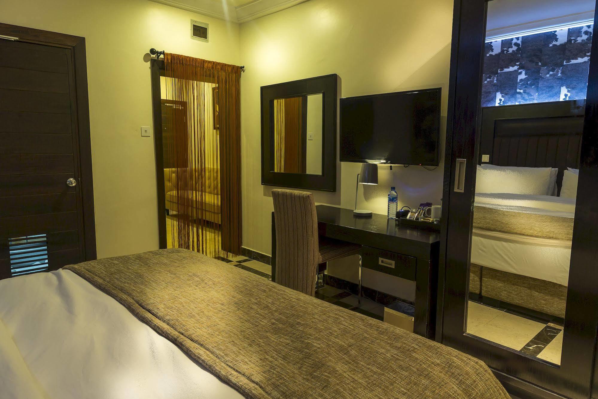 Quo Vadis Hotel 아부자 외부 사진